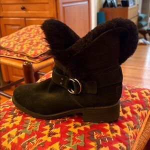 UGG size 7.5 sheepskin Bodie very cozy boots